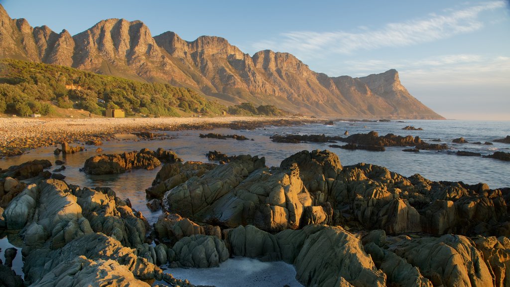 Playa de la bahía de Kogel ofreciendo una playa de guijarros y una puesta de sol