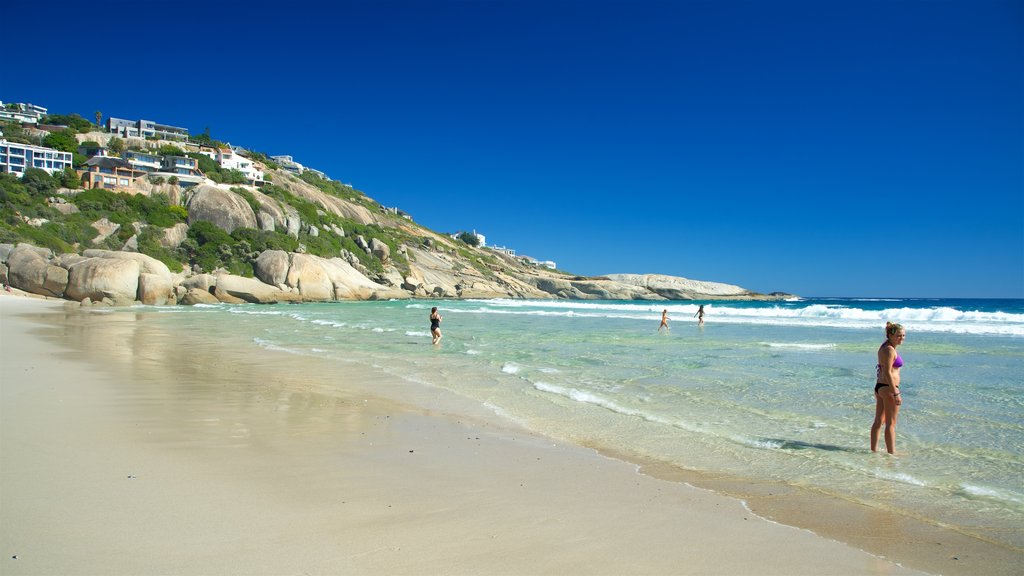 Playa de Llandudno, Ciudad del Cabo, Sudáfrica que incluye una playa y también un pequeño grupo de personas