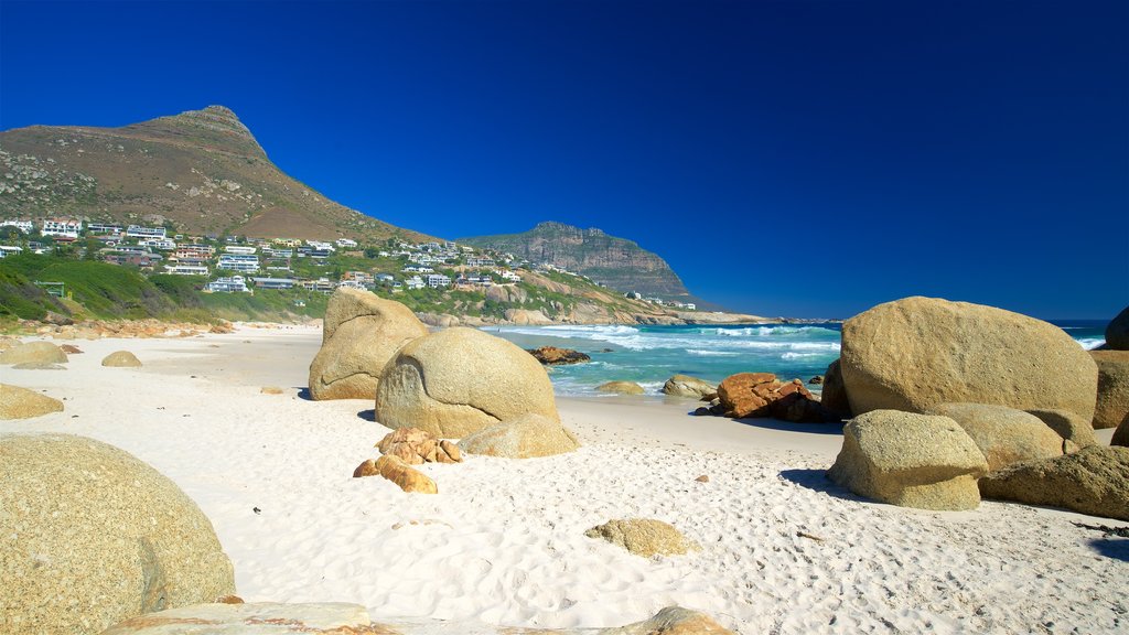 Praia de Llandudno mostrando uma praia de areia e litoral acidentado