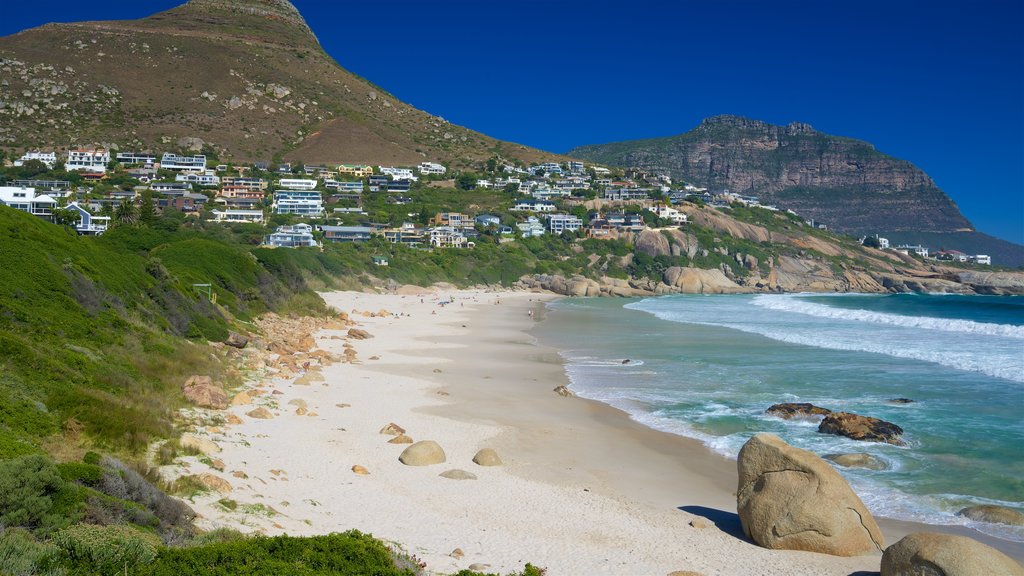 Playa de Llandudno, Ciudad del Cabo, Sudáfrica mostrando una playa y costa rocosa