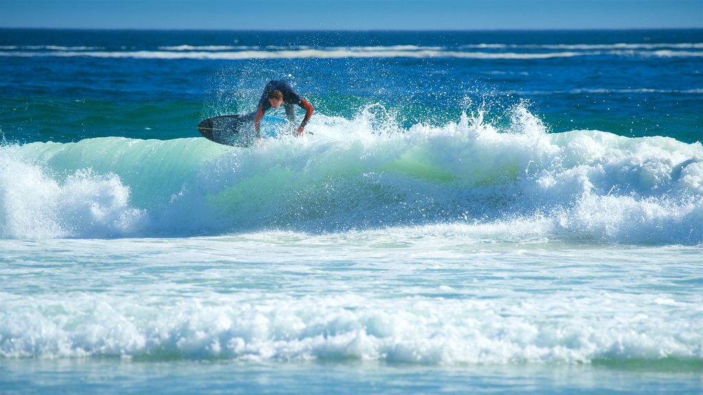 Playa de Llandudno, Ciudad del Cabo, Sudáfrica mostrando olas y surf