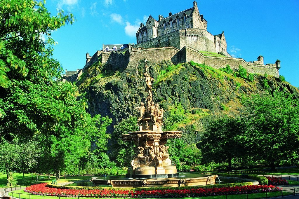 castillo-de-edimburgo-desde-abajo-fuente-de-piedra-en-primer-termino.jpg?1587996808