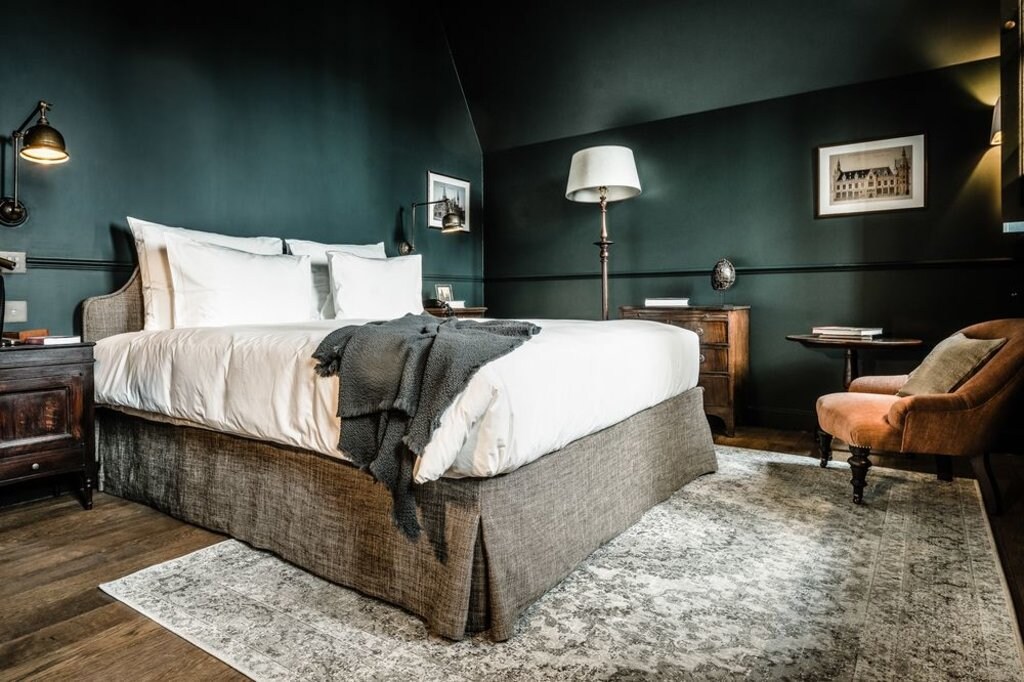 cama-doble-con-manta-gris-encima-habitacion-decorada-en-tonos-grises.jpg?1587997641