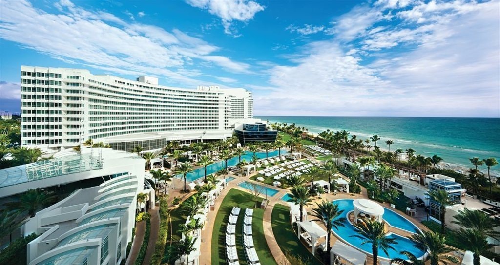 vista-panoramica-del-hotel-fontainebleau-con-el-mar-al-frente.jpg?1588002538