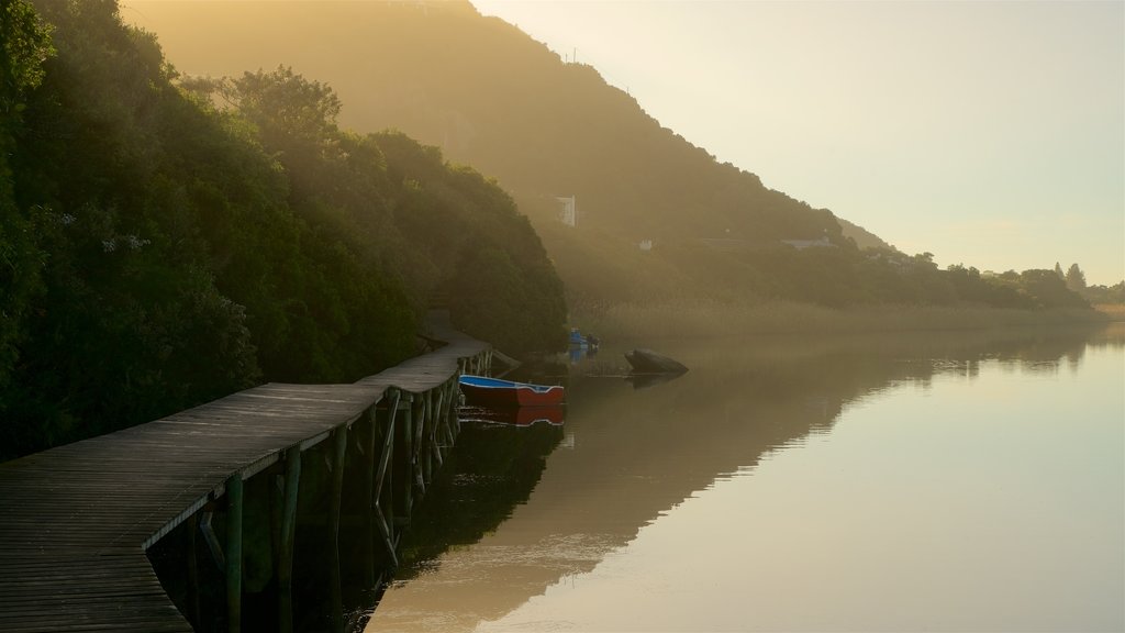 Parque Nacional Wilderness que incluye un lago o espejo de agua