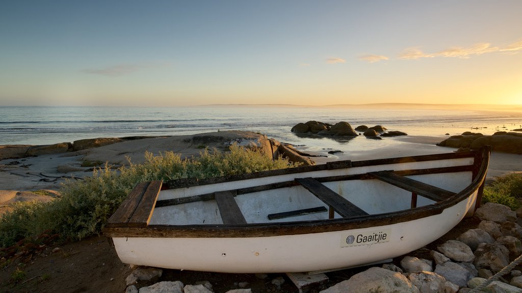 Strand van Paternoster toont varen, een strand en een zonsondergang