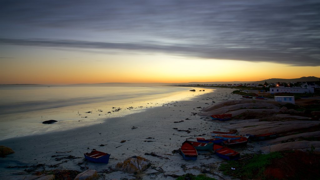 Playa de Paternoster mostrando vista panorámica, una playa de arena y un atardecer