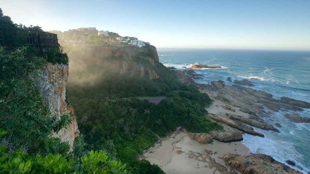 Knysna que incluye una ciudad costera y costa rocosa