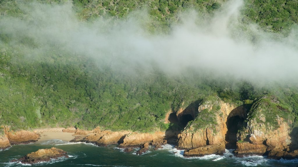 Knysna ofreciendo costa rocosa y vistas de paisajes