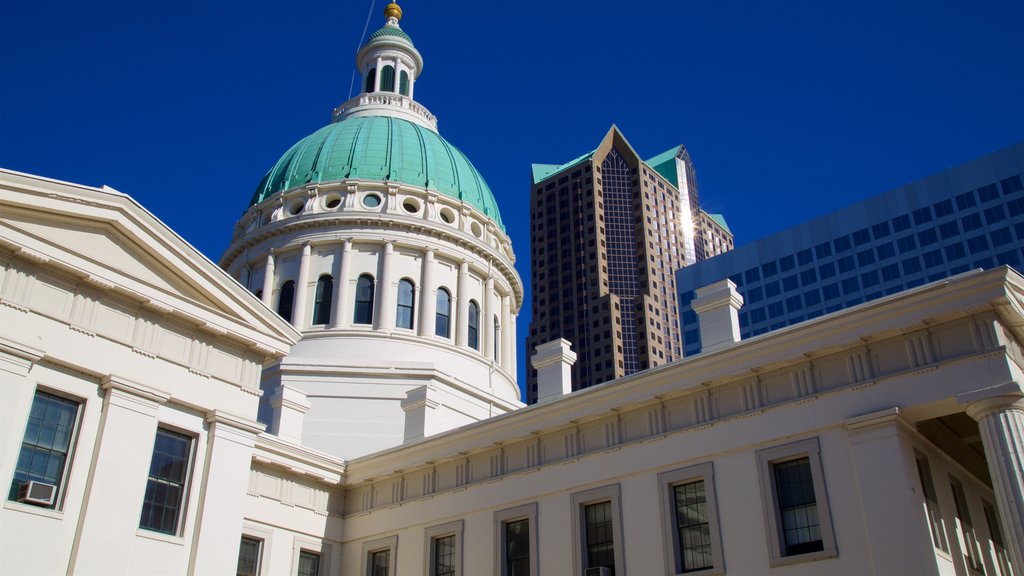 Old Courthouse which includes heritage architecture and a city