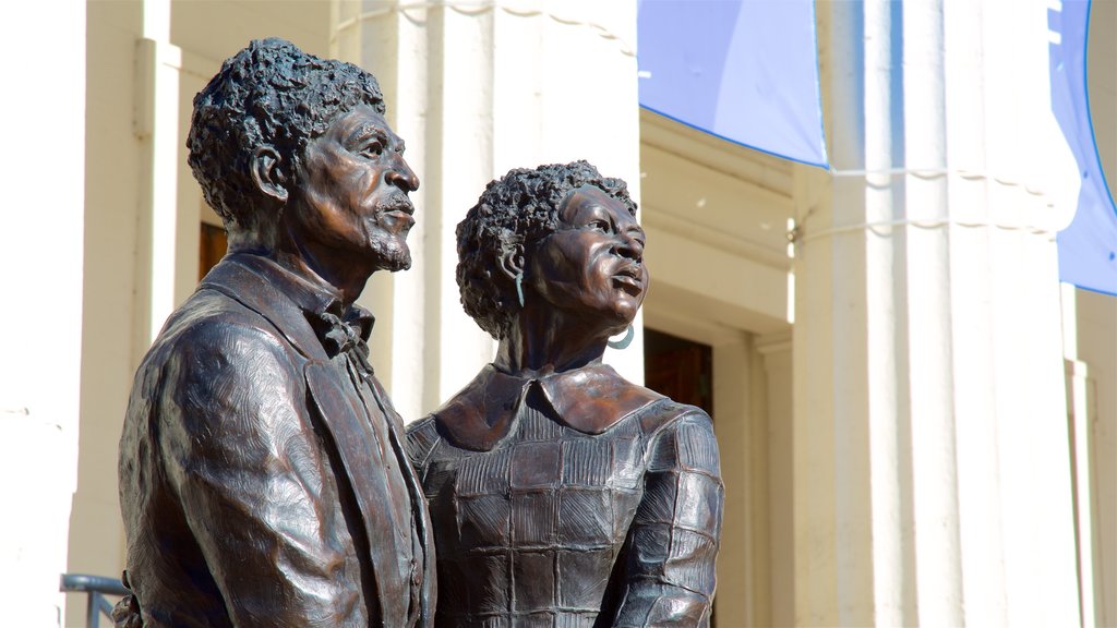 Old Courthouse som omfatter en statue eller en skulptur og en by