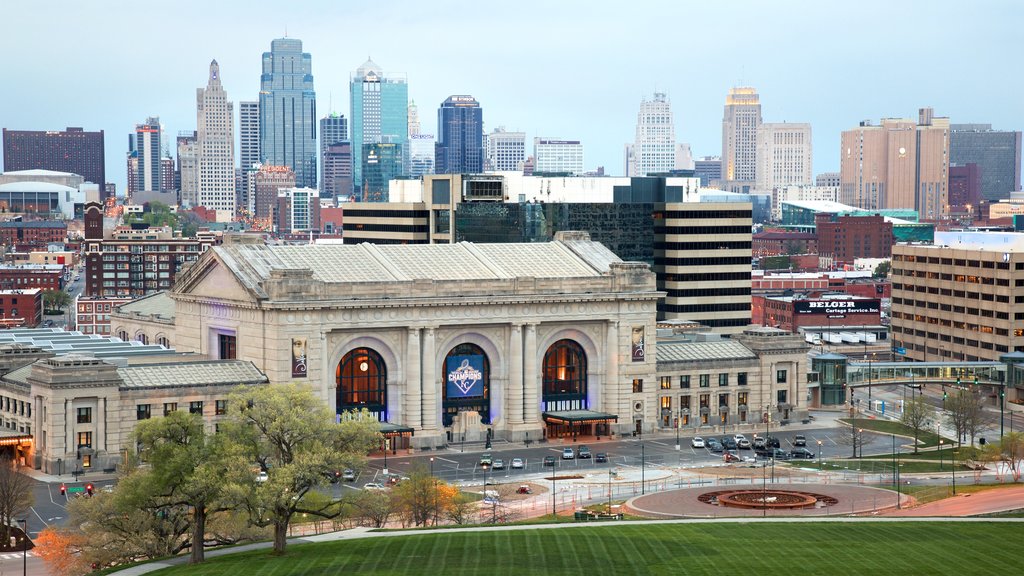 Kansas City which includes a city, skyline and city views