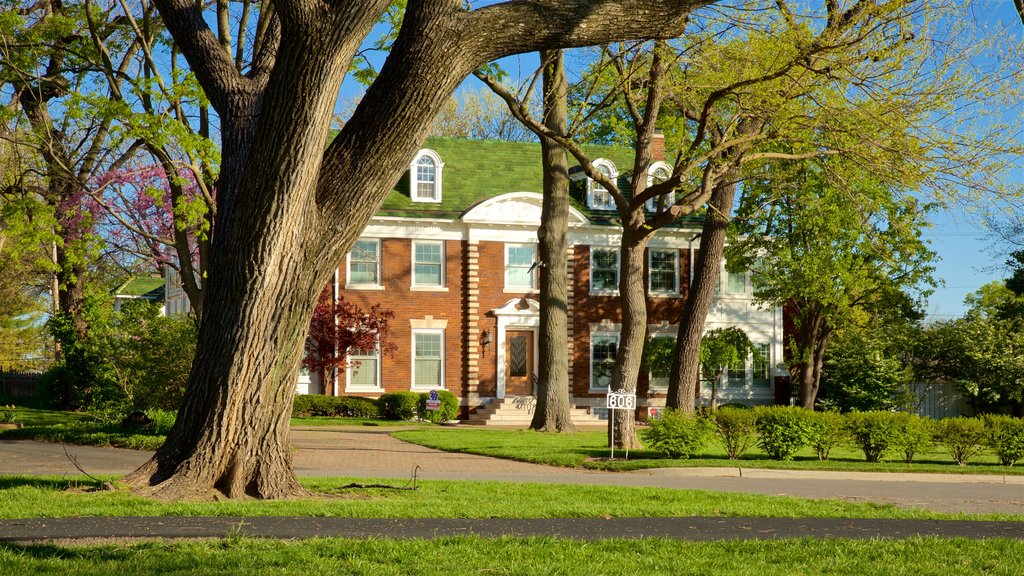 Kansas City showing heritage architecture and a park