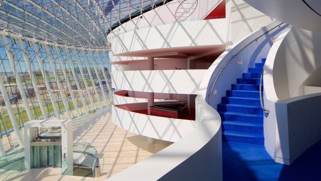 Kauffman Center for the Performing Arts que incluye vistas interiores y arquitectura moderna