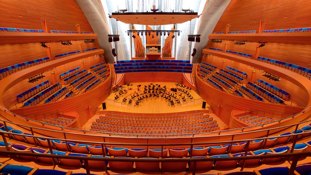 Kauffman Center for the Performing Arts que inclui cenas de teatro, arquitetura moderna e vistas internas