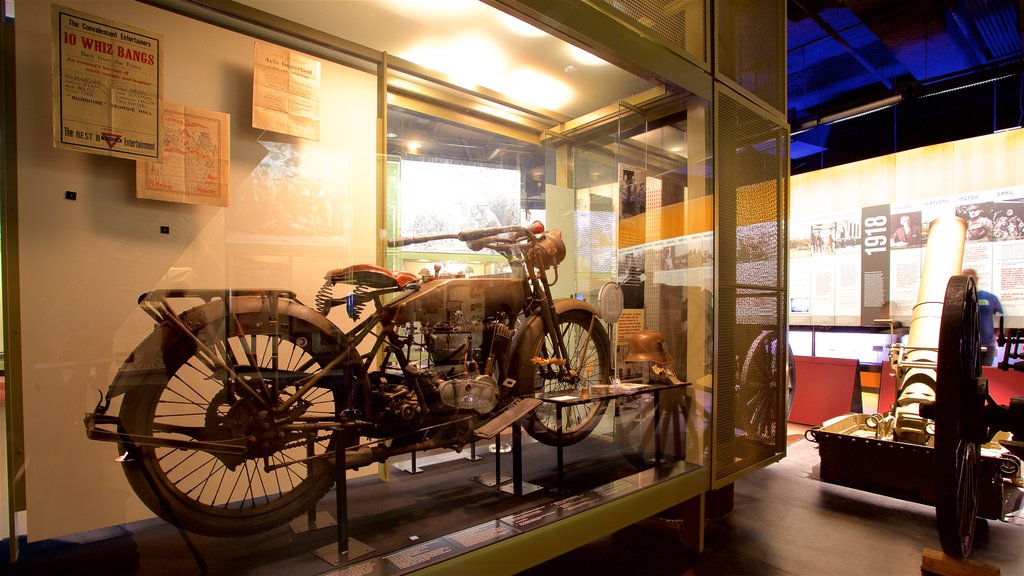 Museo de la Primera Guerra Mundial en el monumento de la Libertad ofreciendo vista interna