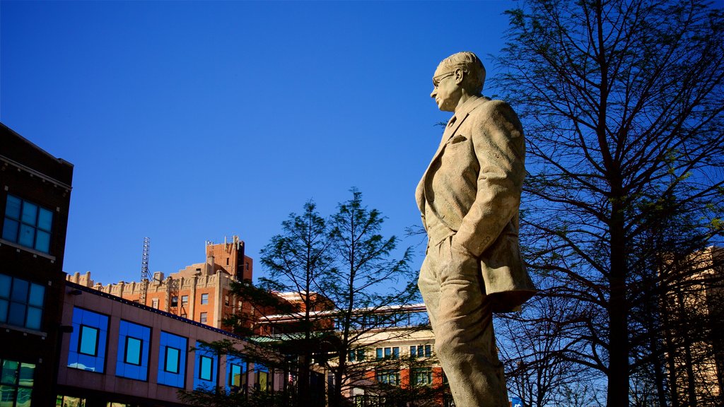 Kansas City caracterizando uma cidade e uma estátua ou escultura