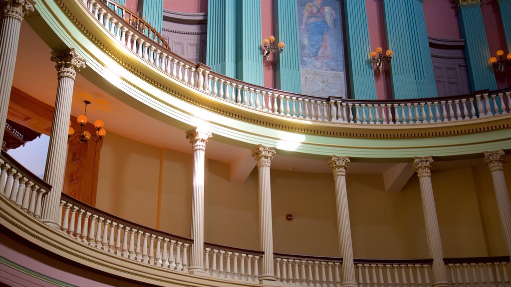 Old Courthouse som viser historiske bygningsværker, en administrativ bygning og interiør