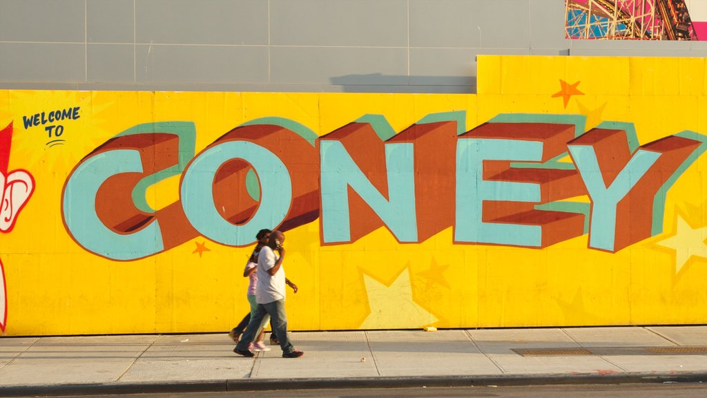 Coney Island ofreciendo señalización y escenas cotidianas y también una pareja