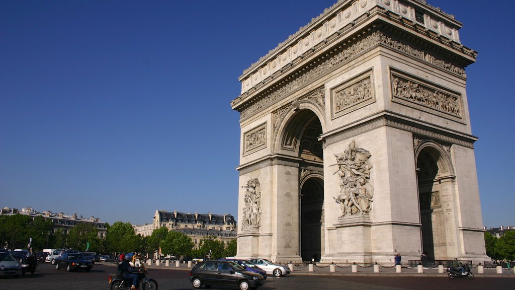 Arco do Triunfo mostrando uma cidade, linha do horizonte e um monumento