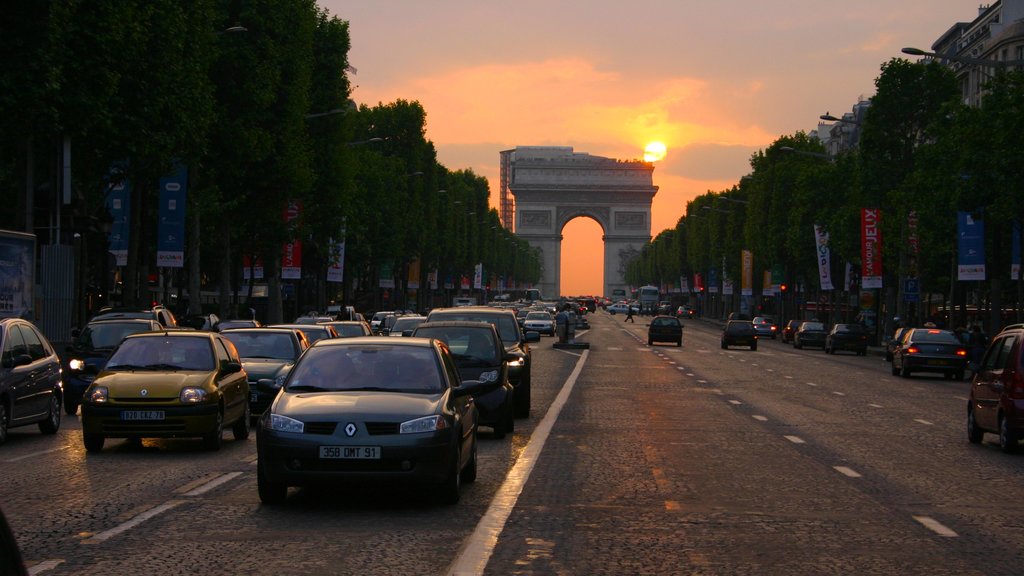 Arc de Triomphe showing heritage architecture, a city and a monument