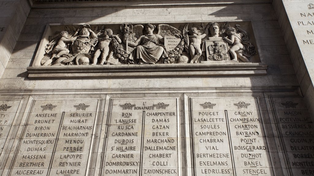 Arc de Triomphe toont een monument en interieur