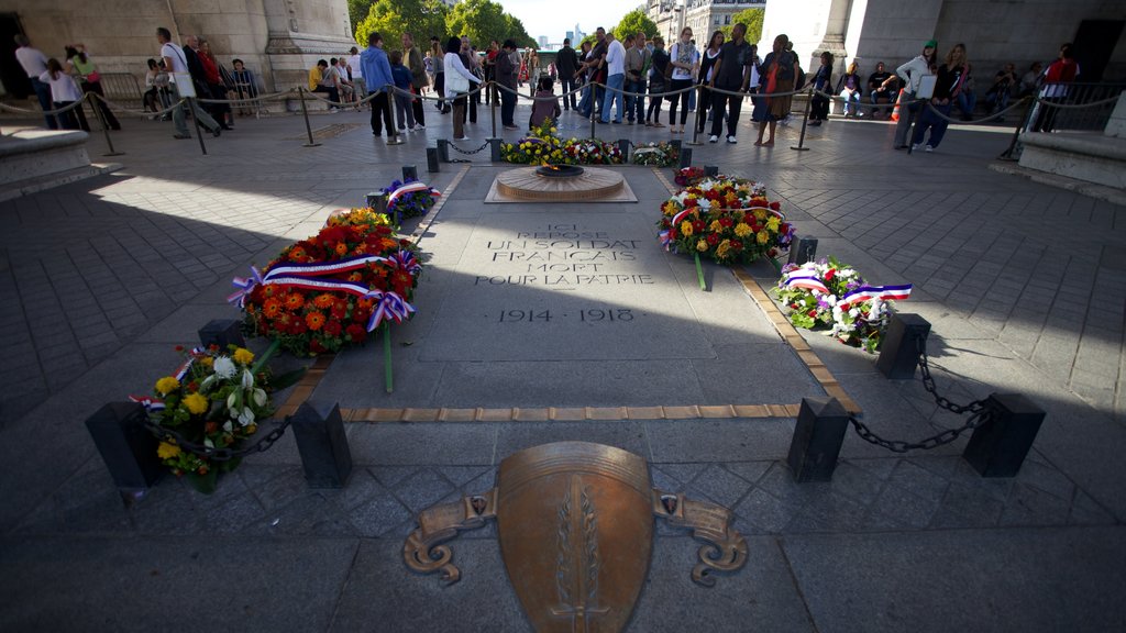 Arc de Triomphe showing a monument, a city and a square or plaza