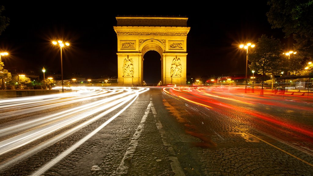 Arc de Triomphe showing night scenes, a city and street scenes