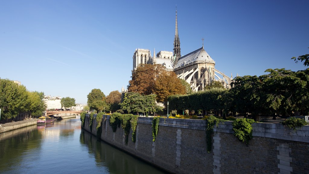 Catedral de Notre-Dame que incluye un río o arroyo, elementos religiosos y una iglesia o catedral