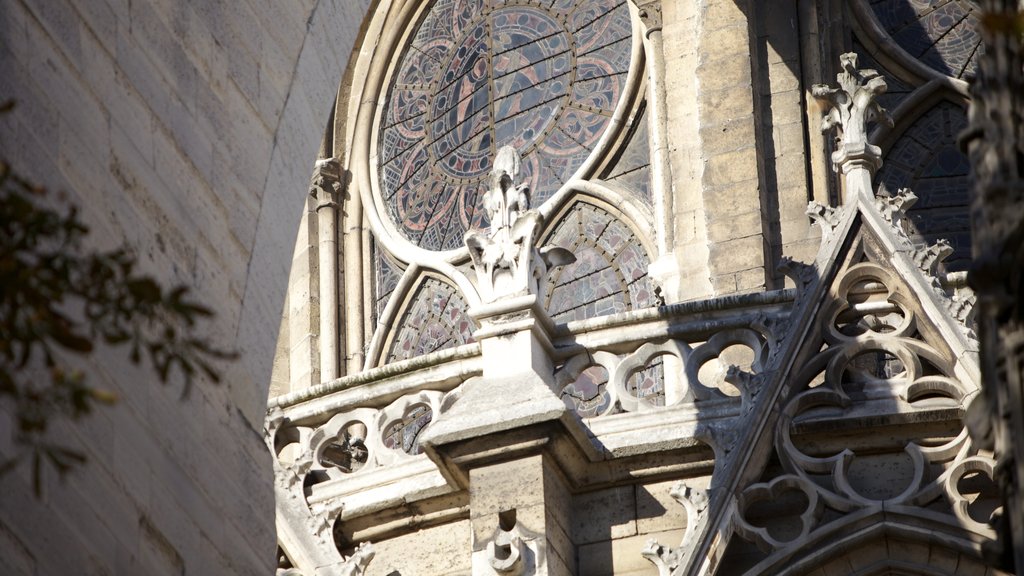 Catedral de Notre Dame caracterizando elementos religiosos e uma igreja ou catedral