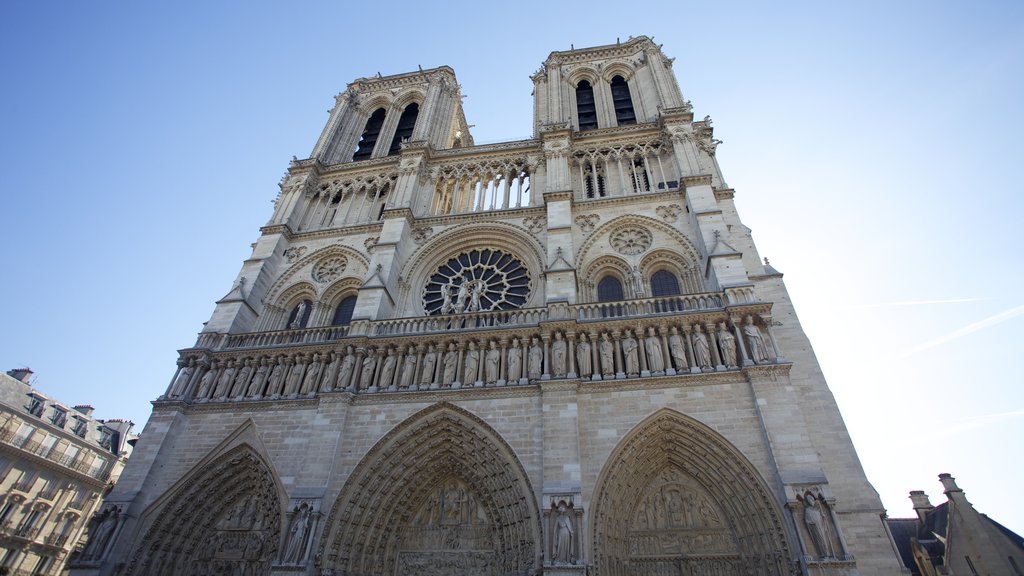 Catedral de Notre-Dame ofreciendo elementos religiosos, un monumento y una iglesia o catedral