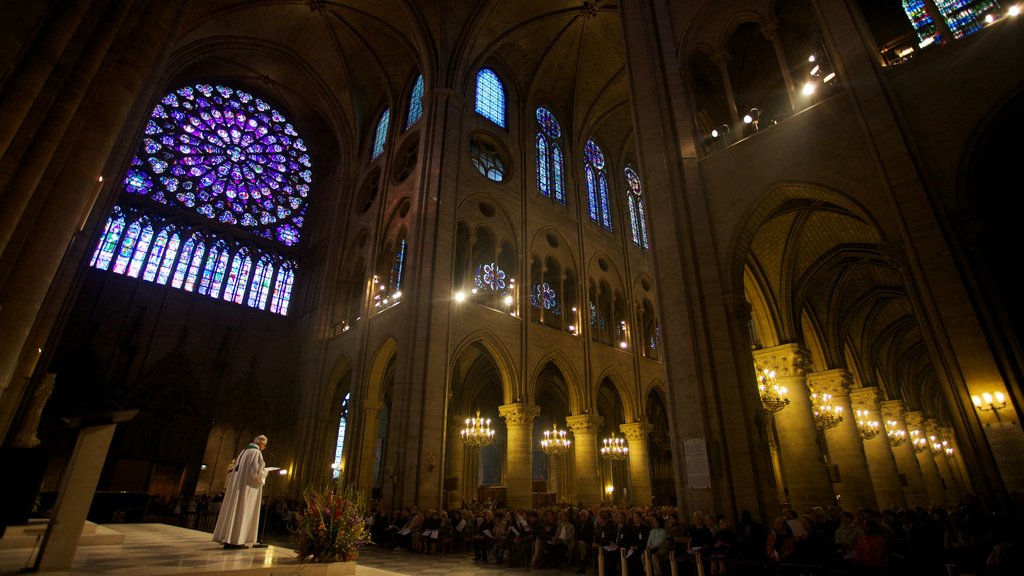 Catedral de Notre-Dame que incluye aspectos religiosos, arquitectura patrimonial y vista interna