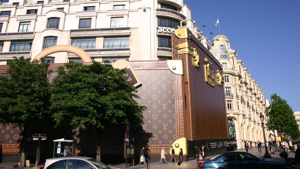 Champs Elysees showing street scenes and a city