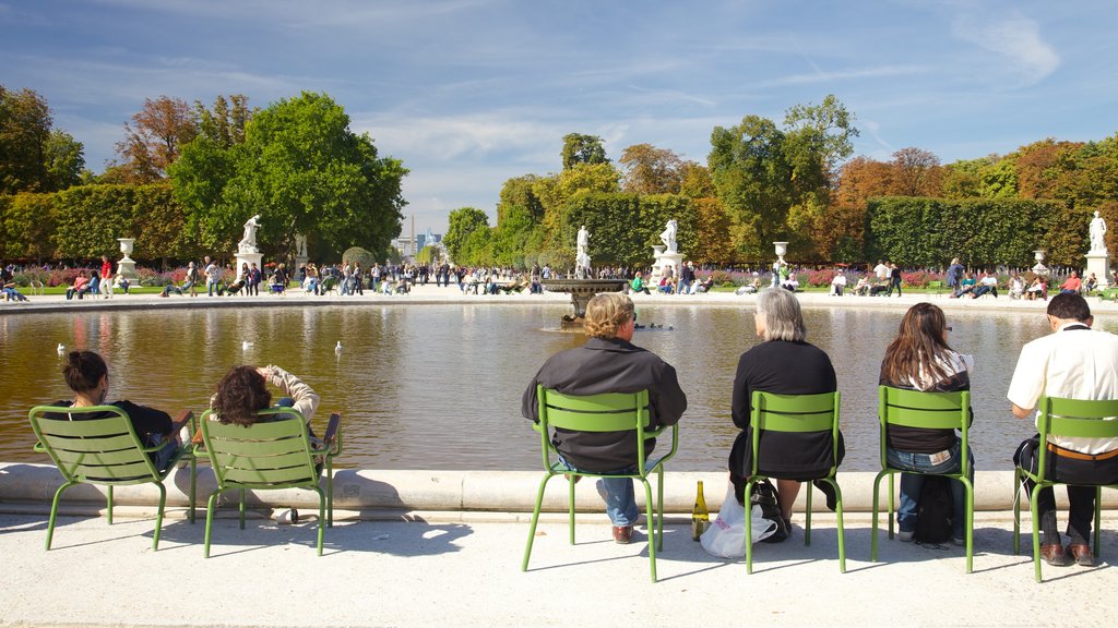 Champs Elysèes que incluye una fuente, un jardín y un estanque