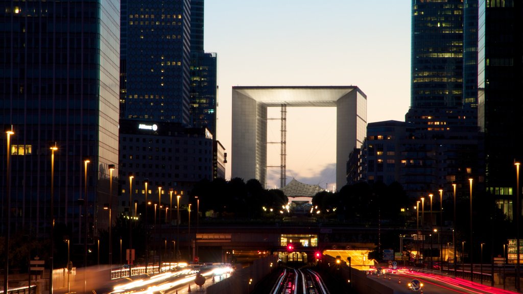 La Defense which includes city views, a high-rise building and a city