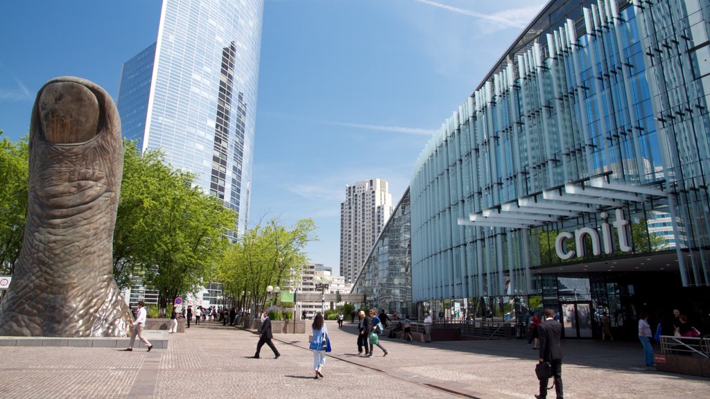 La Défense mostrando arquitectura moderna, una estatua o escultura y un rascacielos