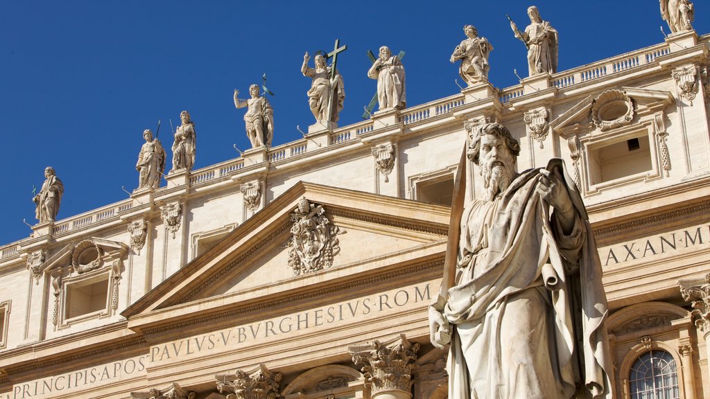 Basílica de San Pedro ofreciendo un monumento, un templo o lugar de culto y una estatua o escultura