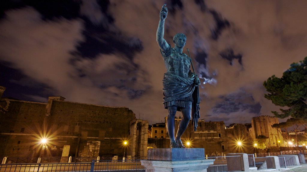 Roma che include statua o scultura, monumento e paesaggio notturno