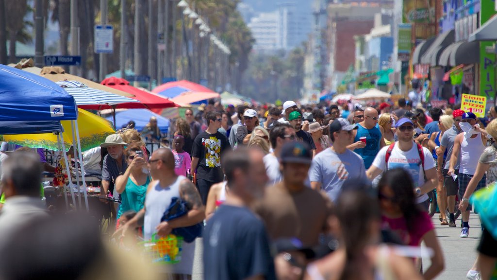 Playa de Venice que incluye escenas cotidianas y una ciudad y también un grupo grande de personas