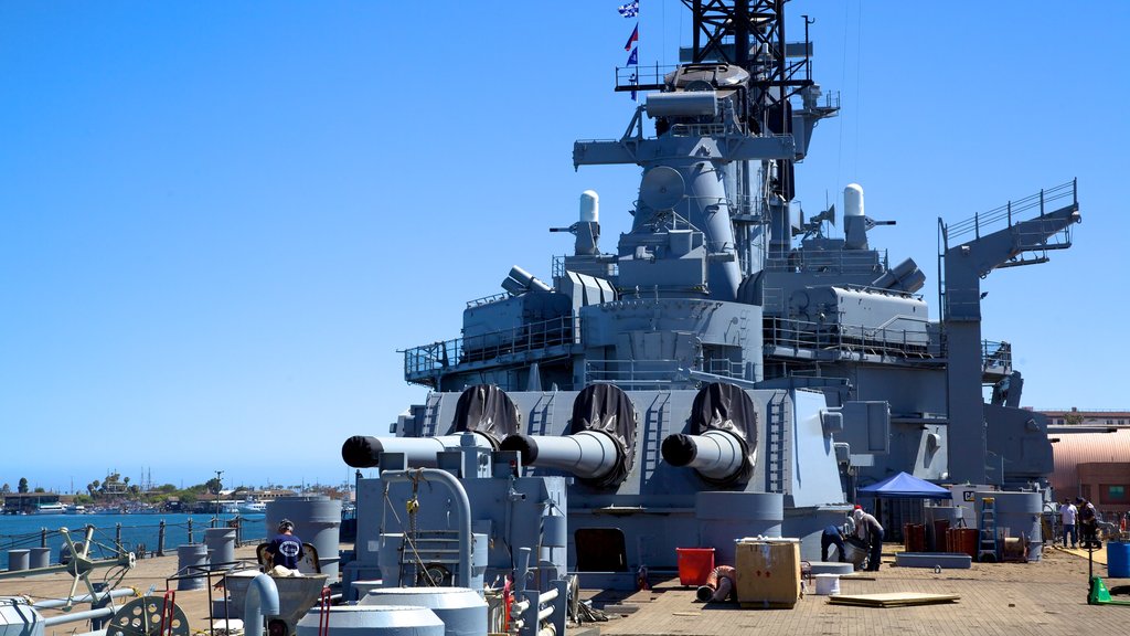 USS Iowa og byder på militærgenstande og en bugt eller havn