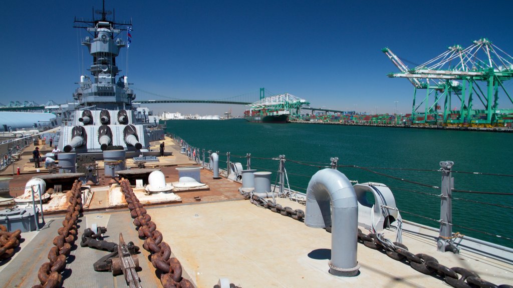 USS Iowa montrant marina, articles militaires et silhouettes urbaines