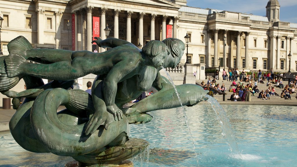 Trafalgar Square showing a fountain, a statue or sculpture and a square or plaza