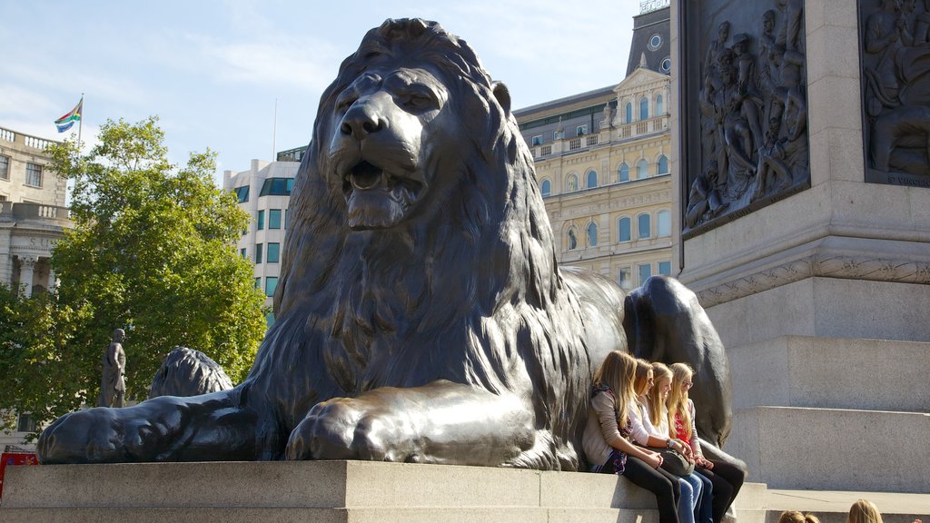 Trafalgar Square que incluye un monumento, una estatua o escultura y una plaza