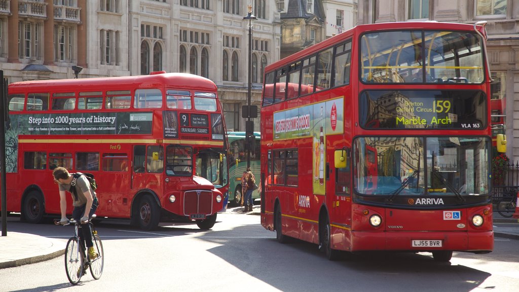 Trafalgar Square que inclui uma praça ou plaza, uma cidade e ciclismo