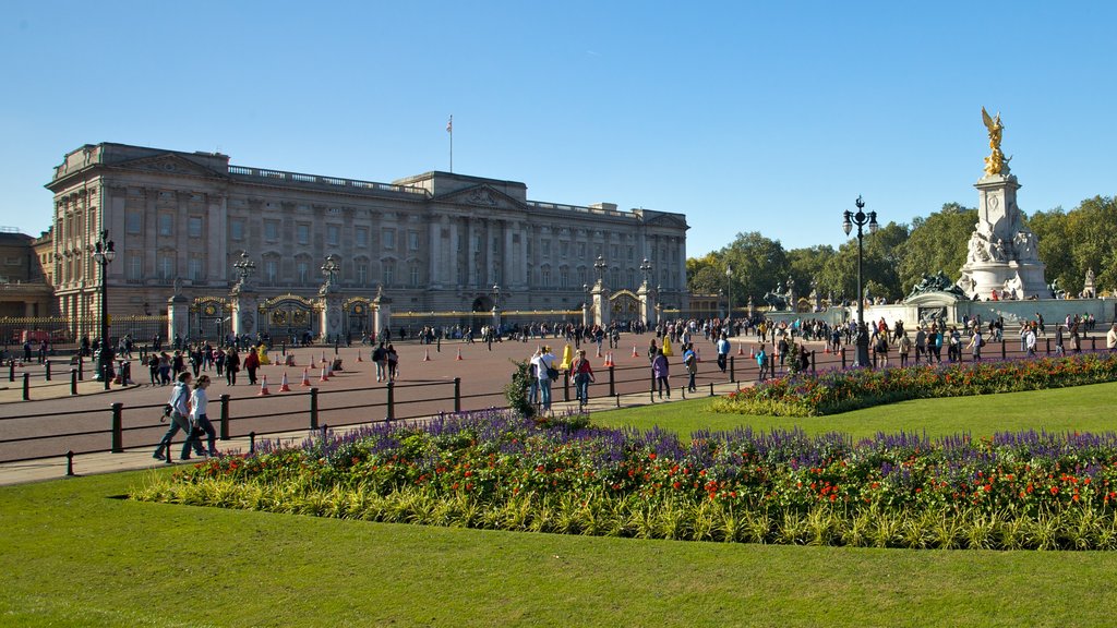 Buckingham Palace showing a monument, château or palace and heritage architecture