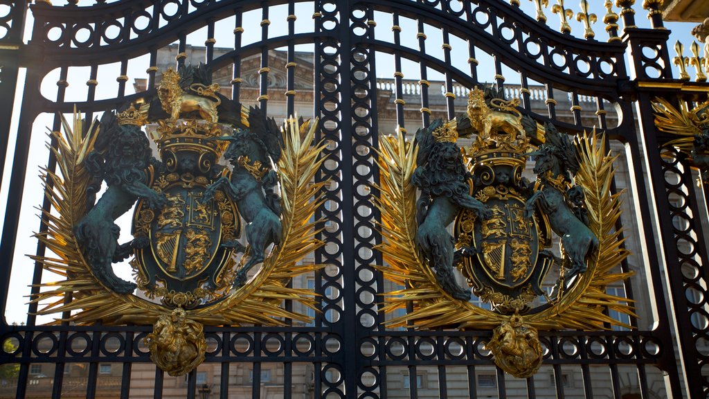 Buckingham Palace som viser et slot og historiske bygningsværker