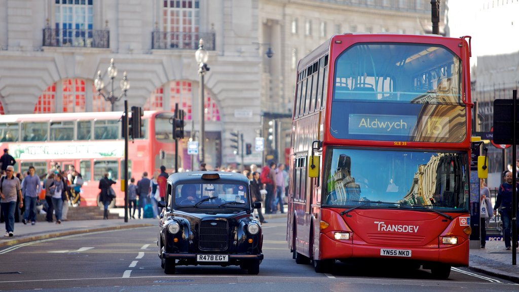 Piccadilly Circus fasiliteter samt historisk arkitektur, gatescener og by