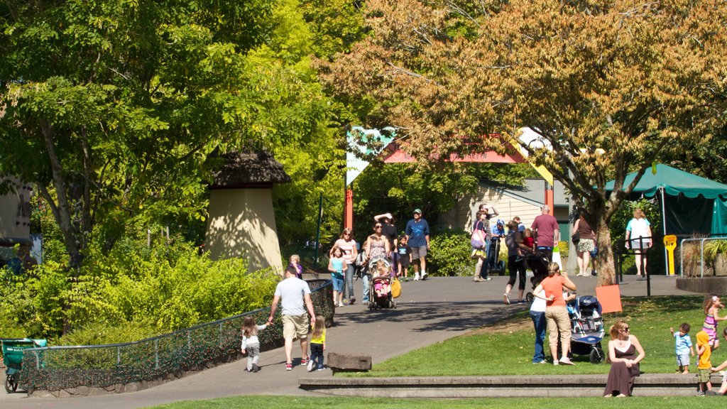 Oregon Zoo which includes zoo animals and landscape views as well as a large group of people