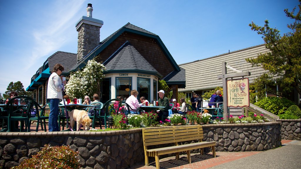 Cannon Beach mostrando jantar fora, estilo de vida de cafeteria e uma cidade pequena ou vila