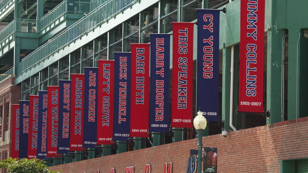 Estadio de béisbol Fenway Park ofreciendo una ciudad y señalización